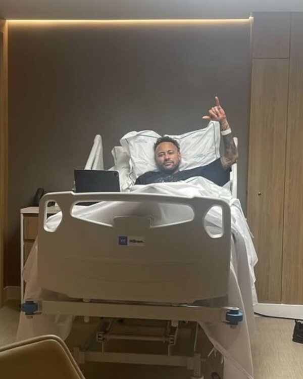 Neymar se operó la rodilla y espera llegar al Mundial