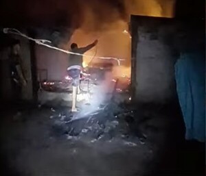 Popular / ¡Quemó la casa por despecho y terminó durmiendo en la comisaría!