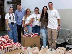 Miguel Almirón llevó regalos a los peques internados en el Hospital Acosta Ñu - Gente - ABC Color