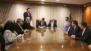 Santiago Peña promulga Ley de Arbitraje en reunión con ministros de la Corte