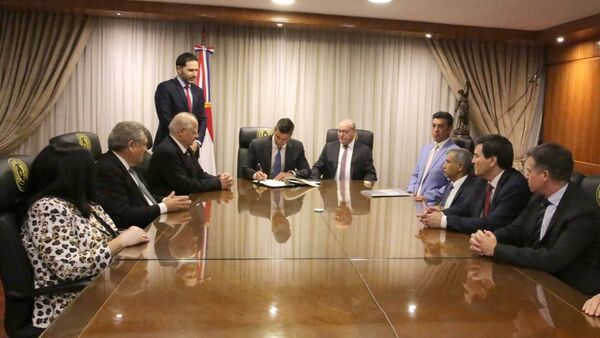 Santiago Peña promulga Ley de Arbitraje en reunión con ministros de la Corte