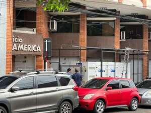 Denuncian que generador instalado en edificio donde funciona Dinavisa invade vereda - Nacionales - ABC Color