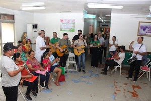 Madres del Hospital Materno Infantil Los Ángeles reciben homenaje navideño - ADN Digital