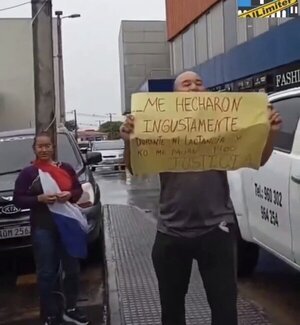 Exfuncionaria se encadenó frente a supermercado tras presunto despido irregular
