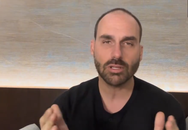 Eduardo Bolsonaro pierde su pasaporte diplomático tras huir a EEUU