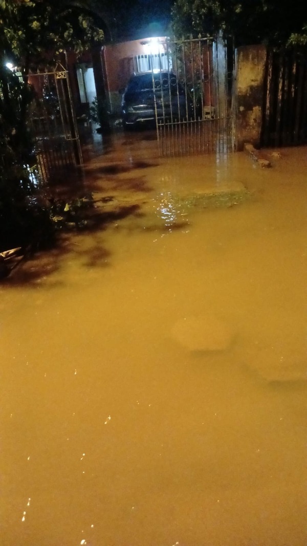 Vecinos del barrio Inmaculada amanecieron con casas inundadas tras obra de adoquinado - Concepción al Día