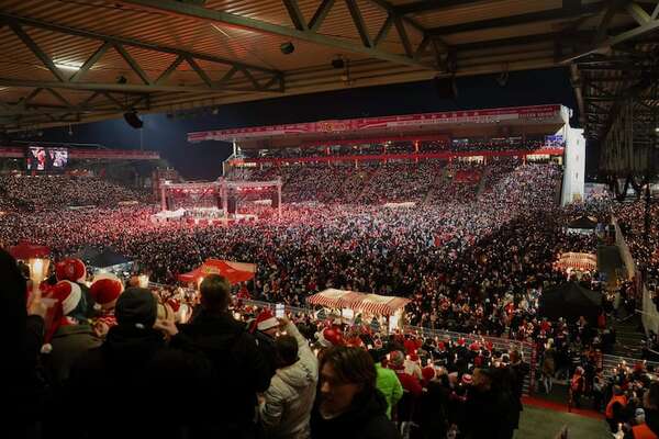 Hinchas del Unión Berlín se unen a cantar villancicos en el estadio - Fútbol Internacional - ABC Color