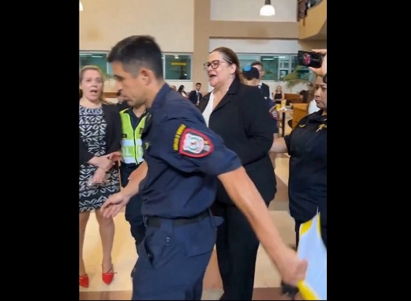 Comisario demora a María Esther Roa en Palacio de Justicia