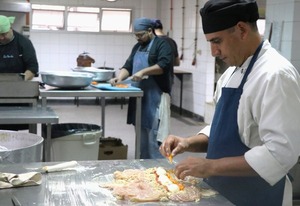 Ultiman detalles para cena especial de Nochebuena en Clínicas - trece