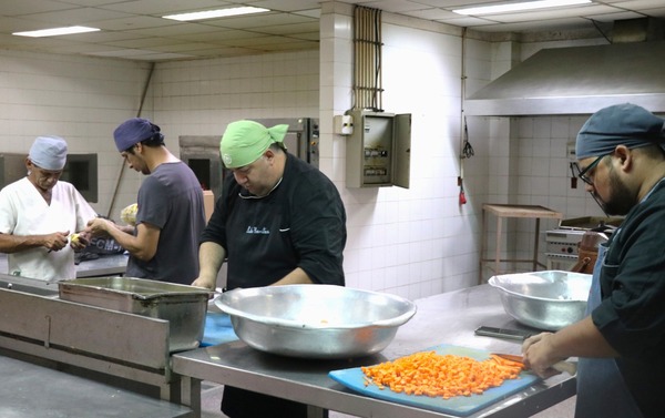 Preparan cena especial de Nochebuena en Hospital de Clínicas | Unicanal