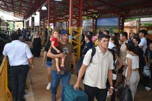 Encarnación: 40% del tráfico migratorio corresponde a compatriotas que vuelven a pasar las fiestas - Nacionales - ABC Color