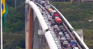 La Nación / Puente de la Amistad: más de 222 mil personas cruzaron a pie en los últimos ocho días