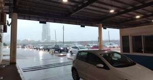 La Nación / Hay intenso flujo migratorio en los puestos fronterizos