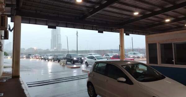 La Nación / Hay intenso flujo migratorio en los puestos fronterizos