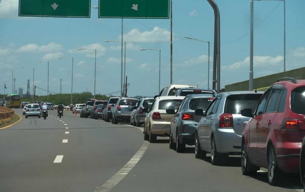 Aluvión de cruces en el Puente San Roque por fin de año