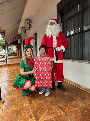 Popular / Miguel Almirón y papá Noel sorprendieron a niña oncológica