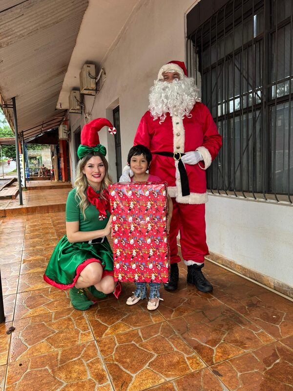 Popular / Miguel Almirón y papá Noel sorprendieron a niña oncológica