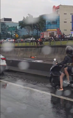 Fuerte temporal en Argentina: shopping inundado y autos flotando