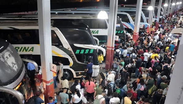 Éxodo navideño colma la Estación de Buses de Asunción - Noticiero Paraguay