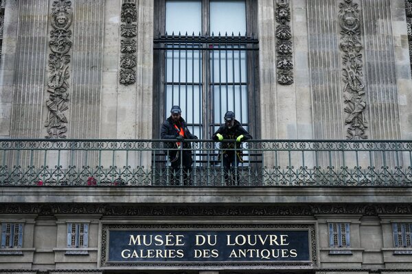 El Louvre instala una reja en la ventana por la que entraron los ladrones