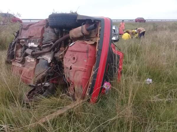 VUELCO FATAL SOBRE LA RUTA 8 A LA ALTURA DE GRAL. ARTIGAS.