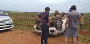 VUELCO DE CAMIONETA EN UN CAMINO VECINAL DE CNEL. BOGADO