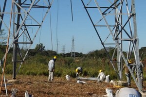 ANDE INICIÓ MONTAJE DE TORRES EN NUEVA LÍNEA DE TRANSMISIÓN AYOLAS – CORONEL BOGADO