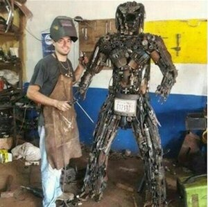 CON PEDAZOS DE MOTOS DA VIDA A “MONSTRUOS”.