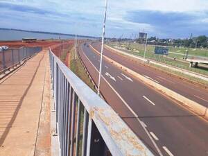 NO HAY COLA PARA CRUZAR EL PUENTE SAN ROQUE GONZÁLES DE SANTA CRUZ