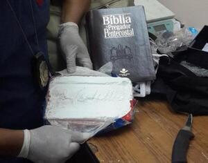 «COCAINA SANTIFICADA»: QUERÍAN ENVIAR LA DROGA DENTRO DE UNA BIBLIA