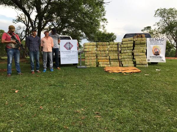 SAN PEDRO DEL PNA.: MAS DE 1 TON. DE DROGA Y TRES DETENIDOS