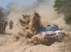 VUELCO DE CAMIONETA DEJA UN MUERTO Y DOS HERIDOS EN EL RALLY DEL CHACO