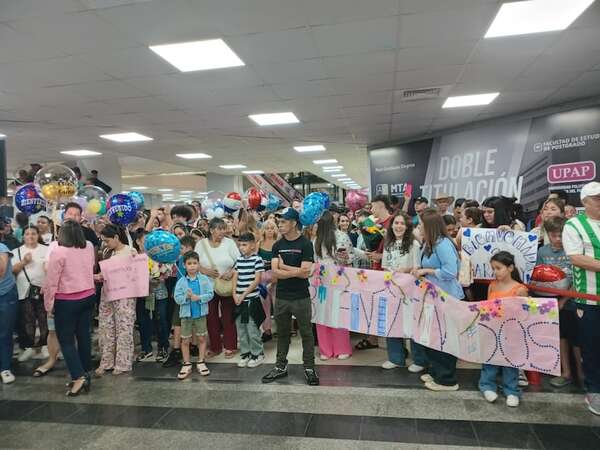 Los encuentros más esperados: momentos de mucha emoción en el aeropuerto Silvio Pettirossi - Nacionales - ABC Color
