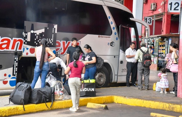 Gran movimiento de viajeros en la Terminal de Asunción •