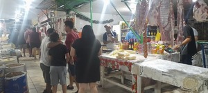 Intenso movimiento en La Placita a horas de la Nochebuena