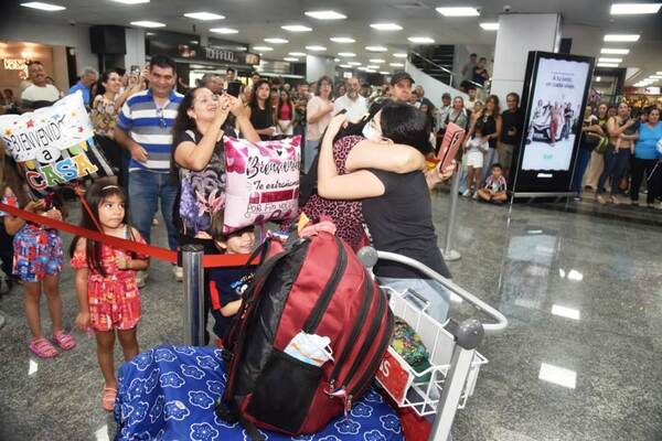 El aeropuerto se llena de emoción por la Navidad •
