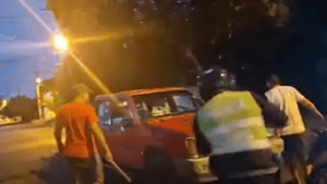 Ebrios golpean a policías y quedan detenidos tras persecución en Fernando de la Mora - Noticiero Paraguay