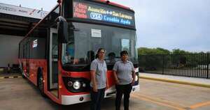 La Nación / Mujeres abren camino en la conducción de buses eléctricos