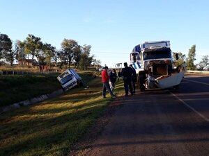 CAMIÓN TERMINÓ EN UNA CUNETA TRAS ACCIDENTE EN RUTA 8