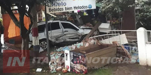 AUTOMÓVIL TERMINÓ EN EL INTERIOR DE UNA VIVIENDA TRAS VIOLENTO CHOQUE