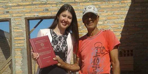 LA HISTORIA DETRÁS DE LA JOVEN QUE SORPRENDIÓ A SU PADRE CON SU TITULO