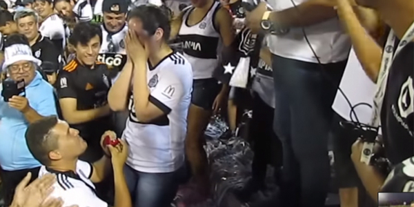 UN ENCARNACENO LE PIDIÓ MATRIMONIO A SU NOVIA EN PLENO PARTIDO DEL CLUB OLIMPIA