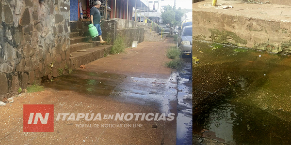 TURISTAS Y COMPRADORES DEL CIRCUITO COMERCIAL CAMINAN ENTRE CLOACAS.