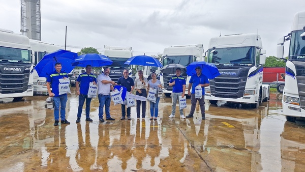 Timbo realiza la entrega de 8 camiones Scania y 10 semirremolques graneleros Librelato a JC Transport - Amigo Camionero