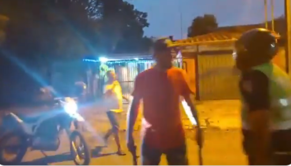 Dos hombres fueron detenidos tras agredir con palitos de asadito y de madera a policías