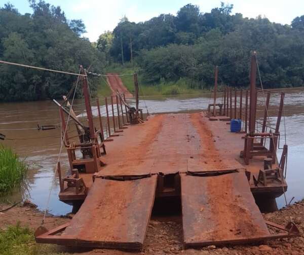 Vecinos de Los Cedrales y Minga Guazú nuevamente aislados por avería de una balsa    - ABC en el Este - ABC Color