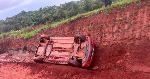Diario HOY | Camino en mal estado tras lluvias provoca vuelco vehicular en Juan E. O’Leary