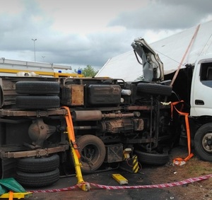 Violento choque entre camiones en la Transchaco dejó a un conductor atrapado