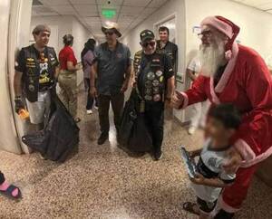 Papá Noel y amigos motocas alegraron a niños de Itapúa