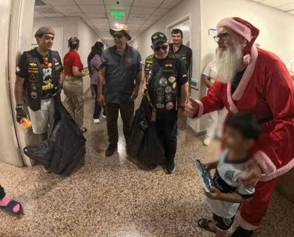 Papá Noel y amigos motocas alegraron a niños de Itapúa